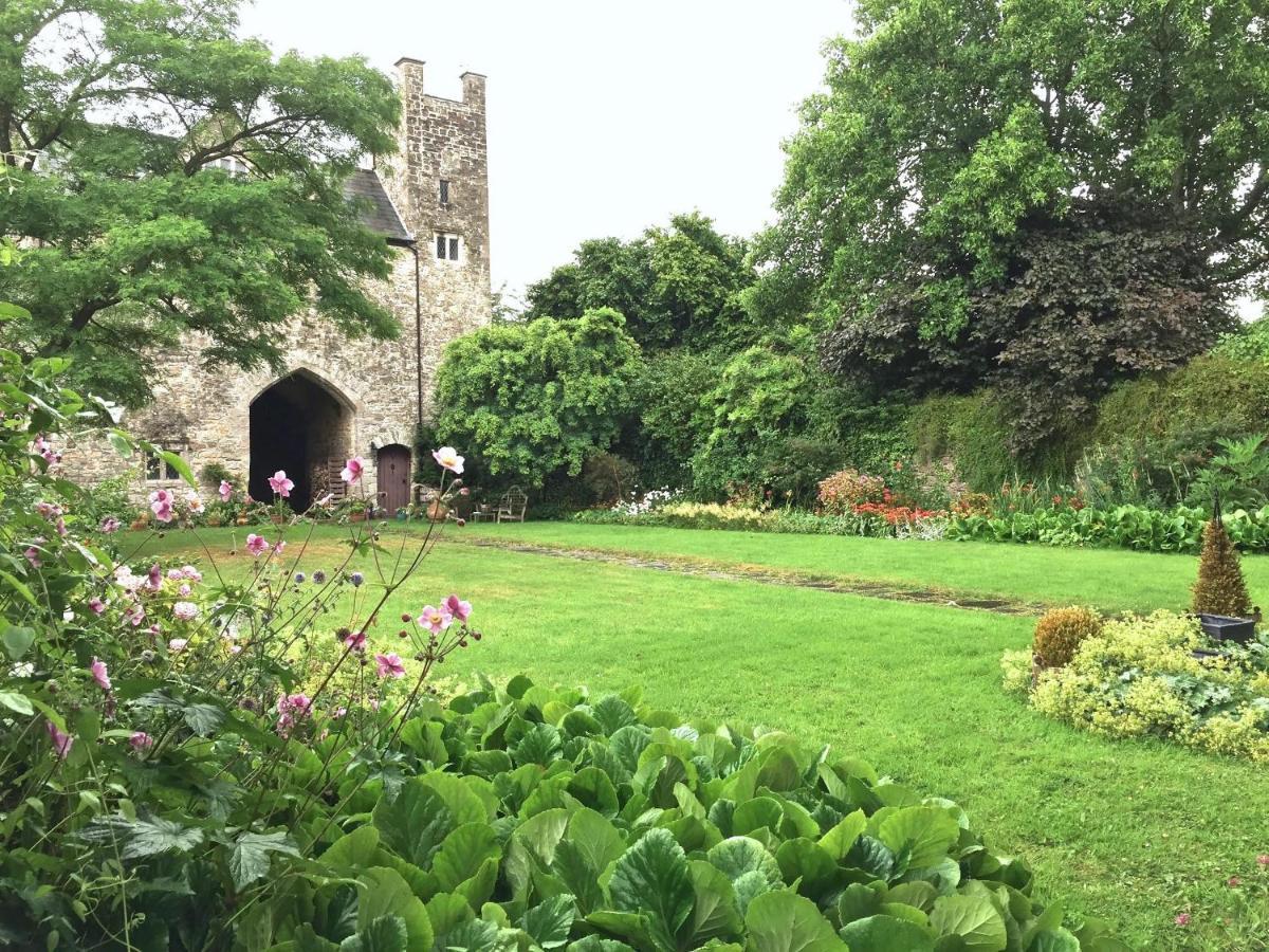 Welsh Gatehouse, Historic Castle Which Can Cater For Electric Vehicle Mathern Eksteriør billede