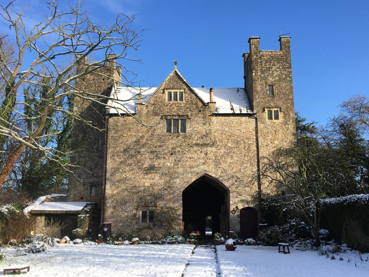 Welsh Gatehouse, Historic Castle Which Can Cater For Electric Vehicle Mathern Eksteriør billede