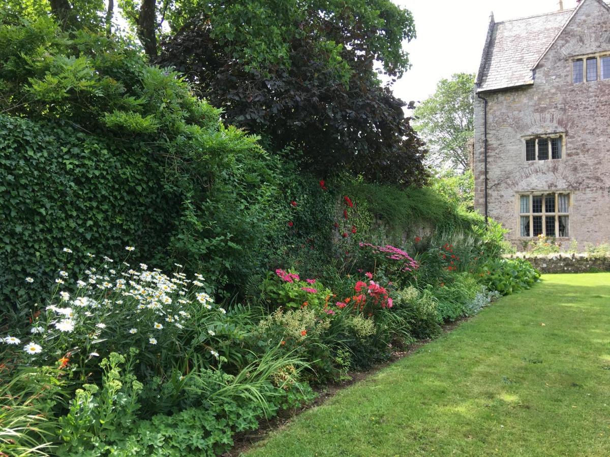 Welsh Gatehouse, Historic Castle Which Can Cater For Electric Vehicle Mathern Eksteriør billede