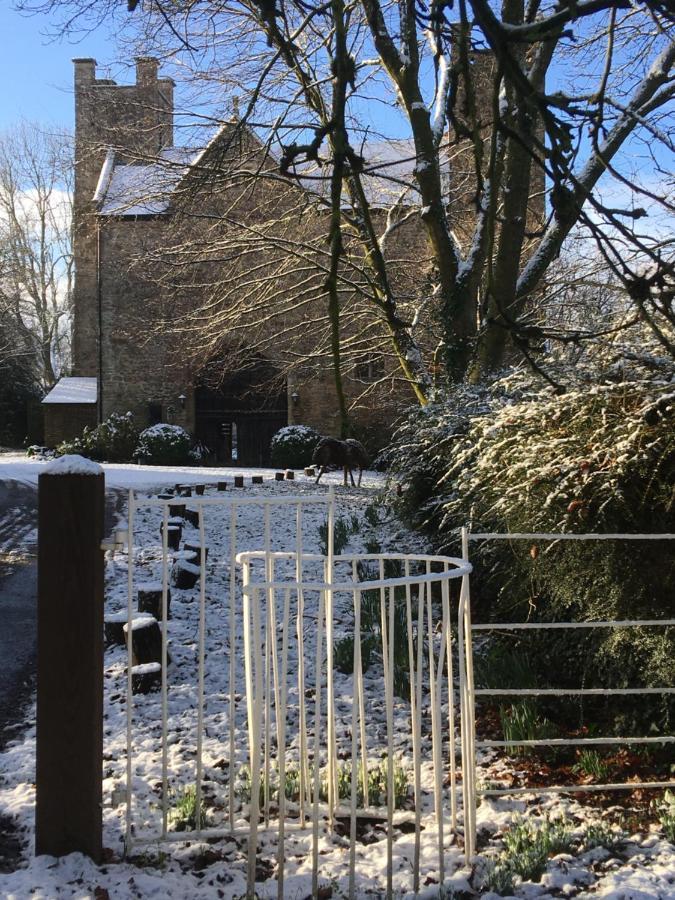 Welsh Gatehouse, Historic Castle Which Can Cater For Electric Vehicle Mathern Eksteriør billede