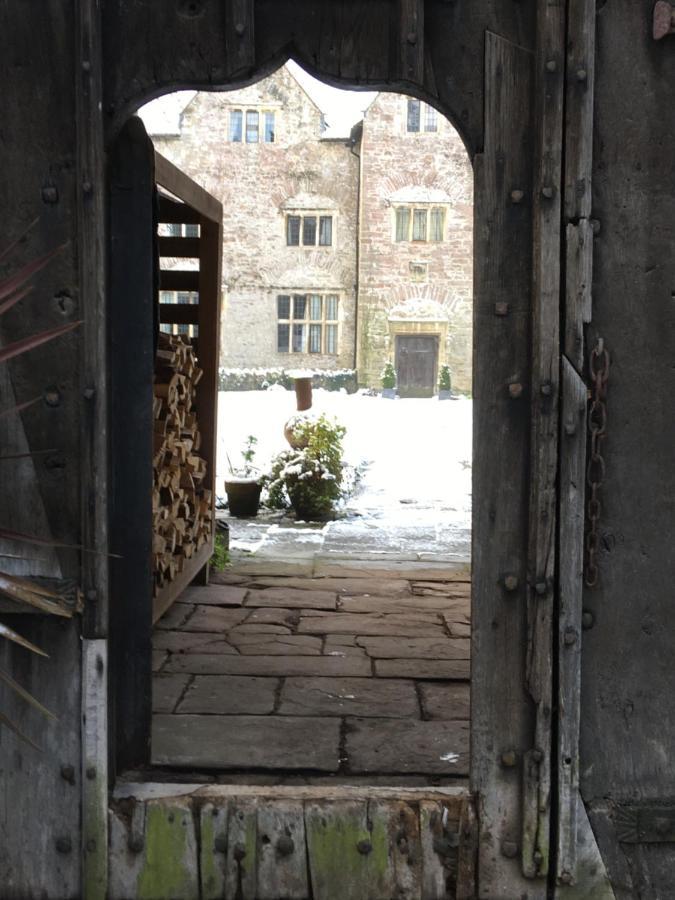 Welsh Gatehouse, Historic Castle Which Can Cater For Electric Vehicle Mathern Eksteriør billede