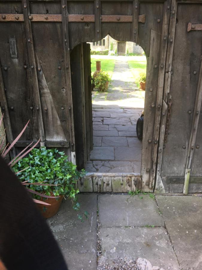 Welsh Gatehouse, Historic Castle Which Can Cater For Electric Vehicle Mathern Eksteriør billede