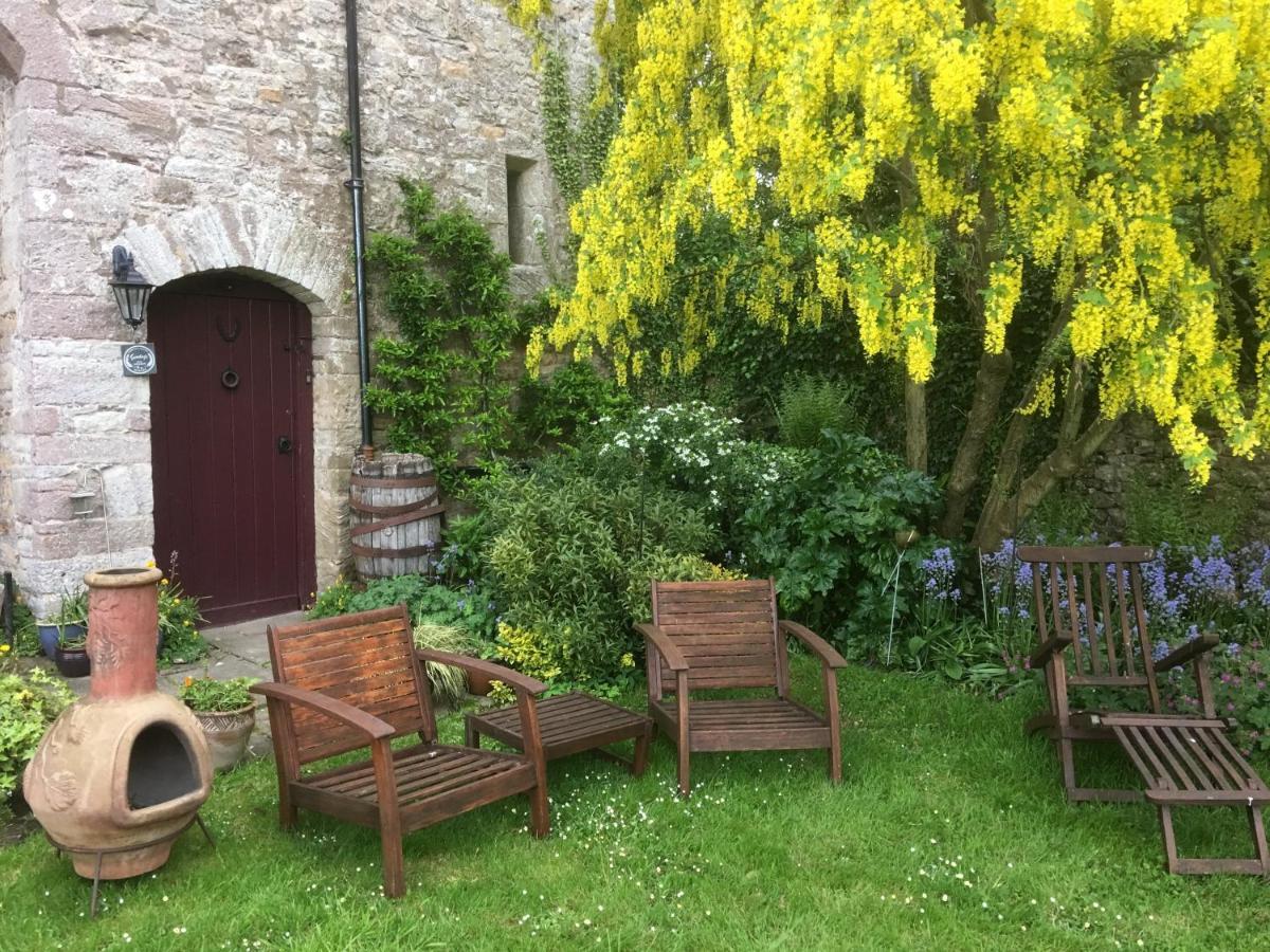 Welsh Gatehouse, Historic Castle Which Can Cater For Electric Vehicle Mathern Eksteriør billede