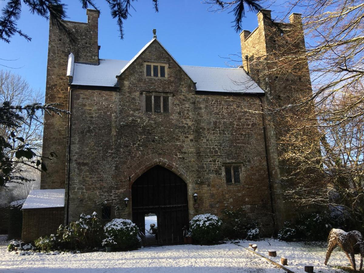 Welsh Gatehouse, Historic Castle Which Can Cater For Electric Vehicle Mathern Eksteriør billede