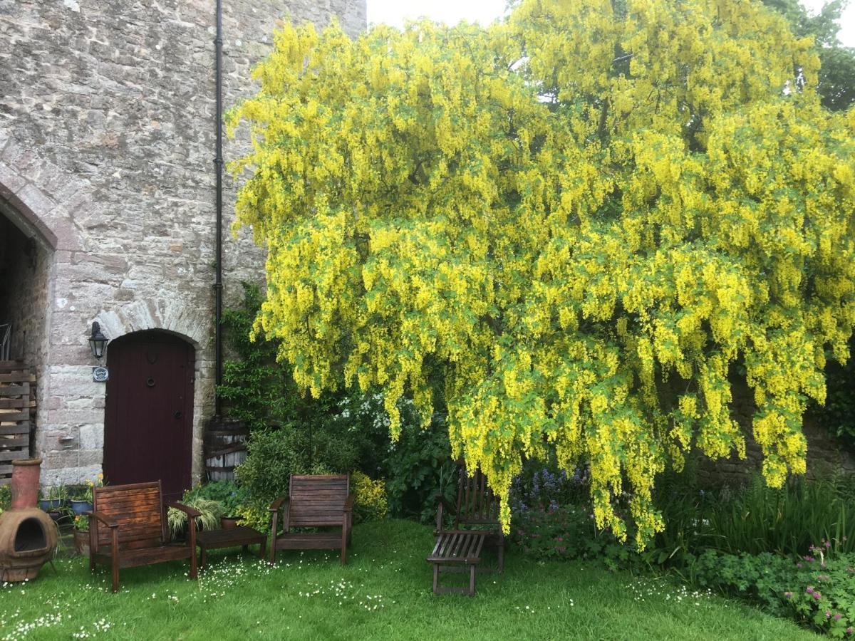 Welsh Gatehouse, Historic Castle Which Can Cater For Electric Vehicle Mathern Eksteriør billede
