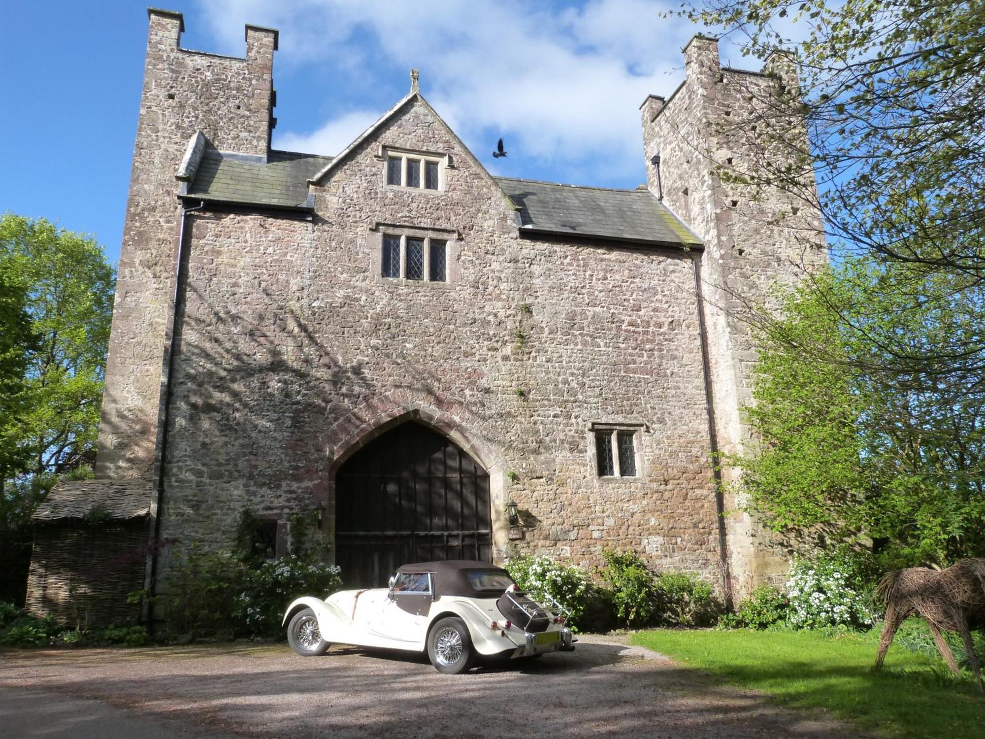 Welsh Gatehouse, Historic Castle Which Can Cater For Electric Vehicle Mathern Eksteriør billede