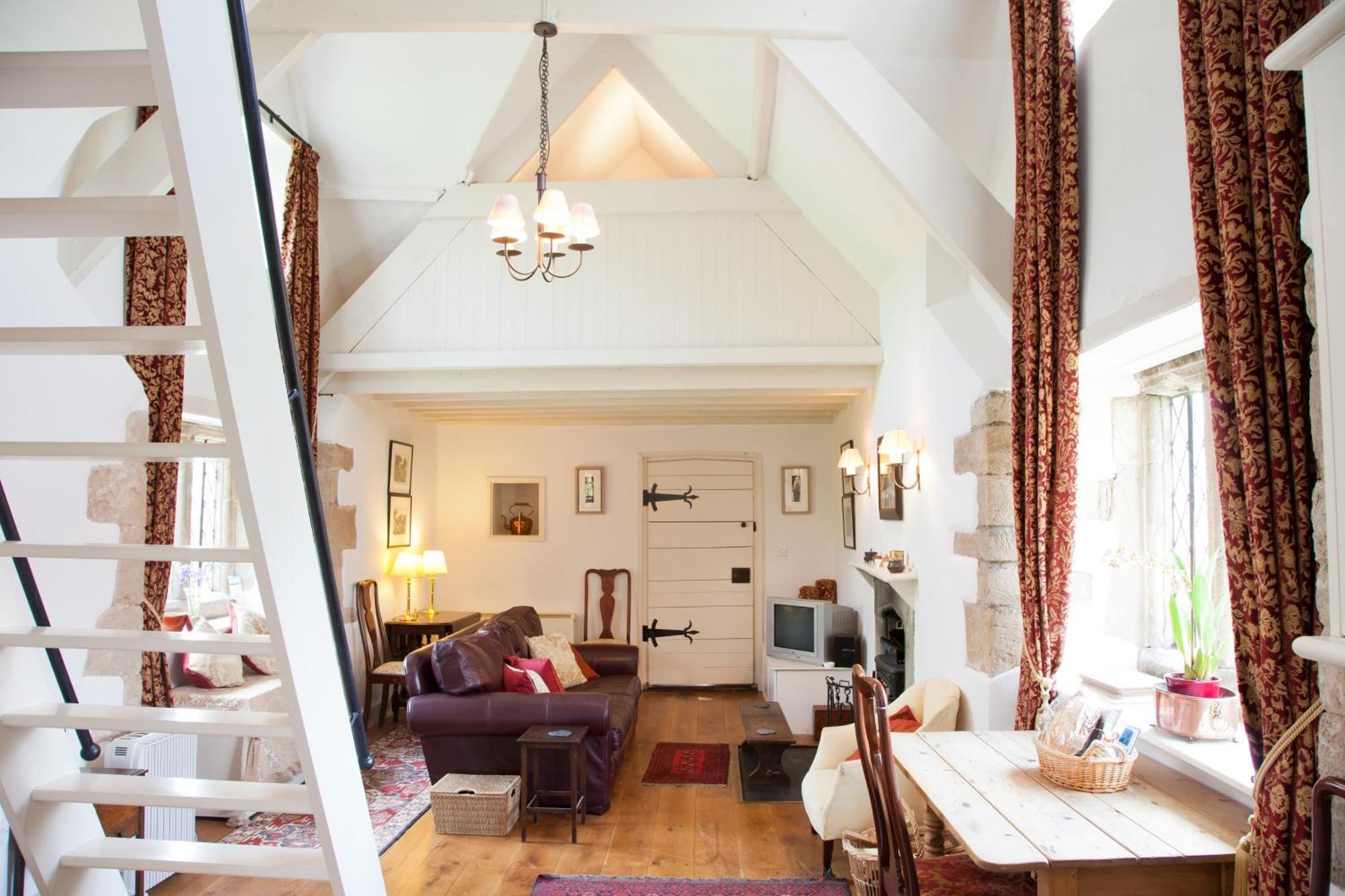 Welsh Gatehouse, Historic Castle Which Can Cater For Electric Vehicle Mathern Eksteriør billede